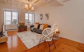 Stylish Getaway In A Mezzanine Flat By The Castle