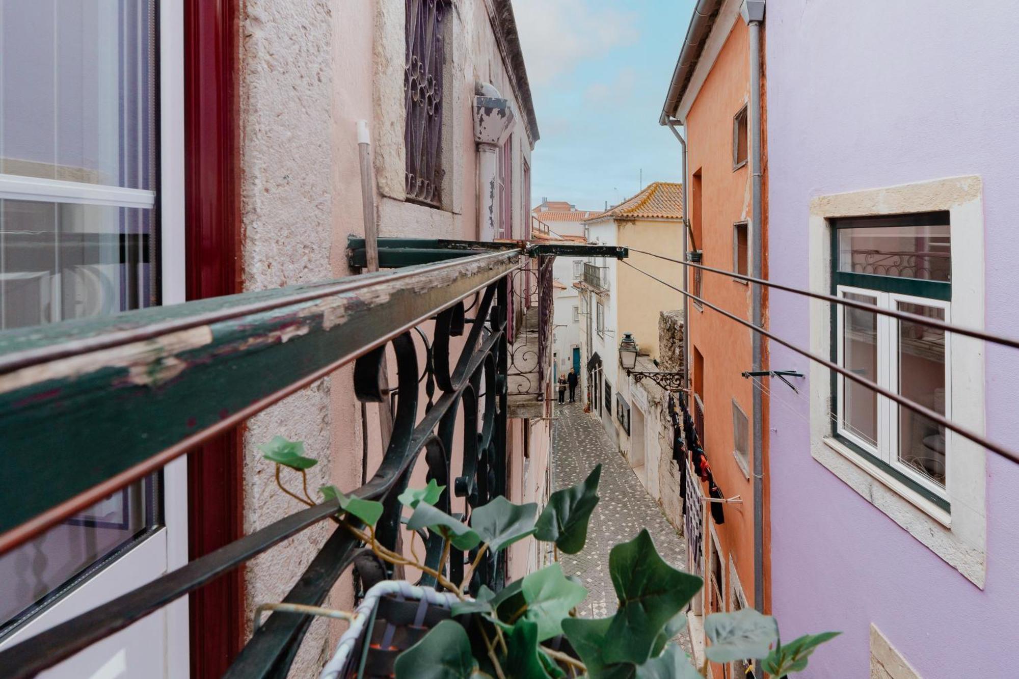 Stylish Getaway In A Mezzanine Flat By The Castle Apartment Lisbon Exterior photo